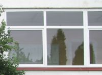 Mokykloje įdėtas plastikinis langas